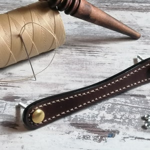 Poignée de tiroir en cuir faite main avec bouchons à vis en laiton ou en argent - Bords arrondis - Longueur personnalisable.
