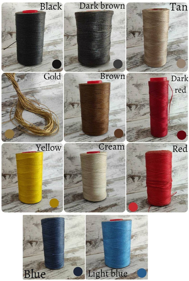 Puede incluir: Una colecci&oacute;n de once carretes de hilo encerado en varios colores, incluyendo negro, marr&oacute;n oscuro, bronceado, oro, marr&oacute;n, rojo oscuro, amarillo, crema, rojo, azul y azul claro. Cada carrete tiene una tapa roja y textura de hilo visible.
