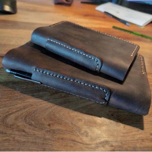Copertina in pelle artigianale: stile vintage con passante per penna