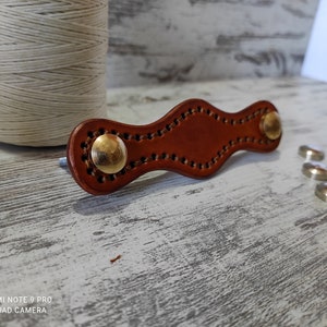 Poignée de meuble en cuir faite main - Poignée de tiroir personnalisée - Cuir tanné végétal marron clair avec vis en laiton - Forme plate ou en forme d&#39;arc - Poignée de tiroir rustique