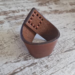 Perilla de cajón de cuero con forma de bucle: diseño de gota hecho a mano con tornillo oculto, tamaño y color personalizados.