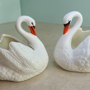 Par de cisnes amantes de la ceramica / candelabri