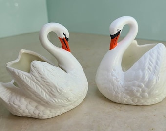 Par de cisnes amantes de la cerámica / candelabros