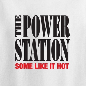 以下が含まれることがあります： 「The Power Station Some Like It Hot」という黒い文字と「Ten: Forty Eight」という赤い文字が書かれた白いTシャツ