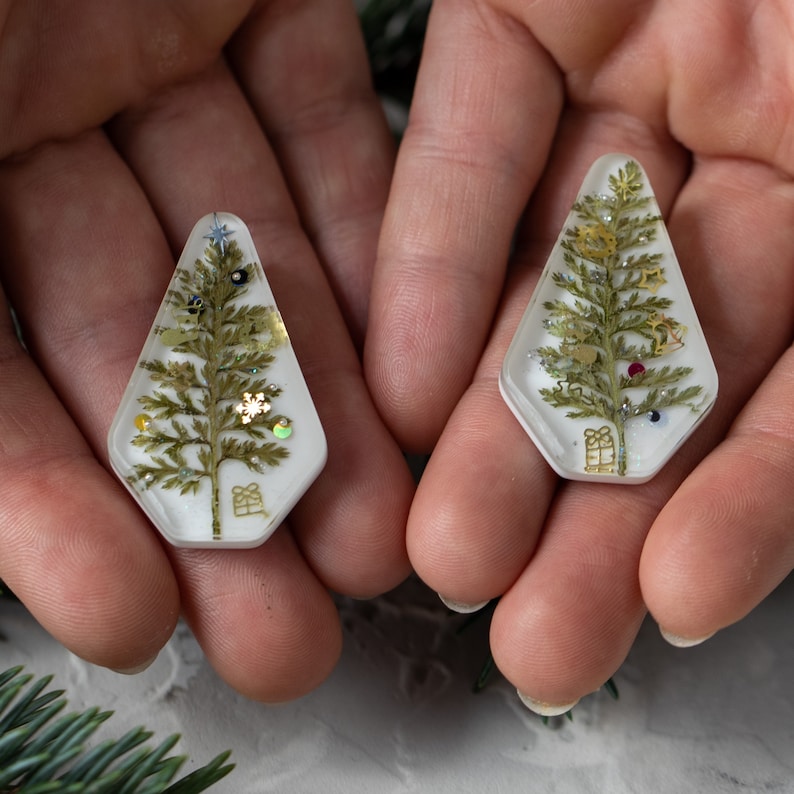 Christmas brooch with decorated Christmas tree jewelry resin real leaf pin
