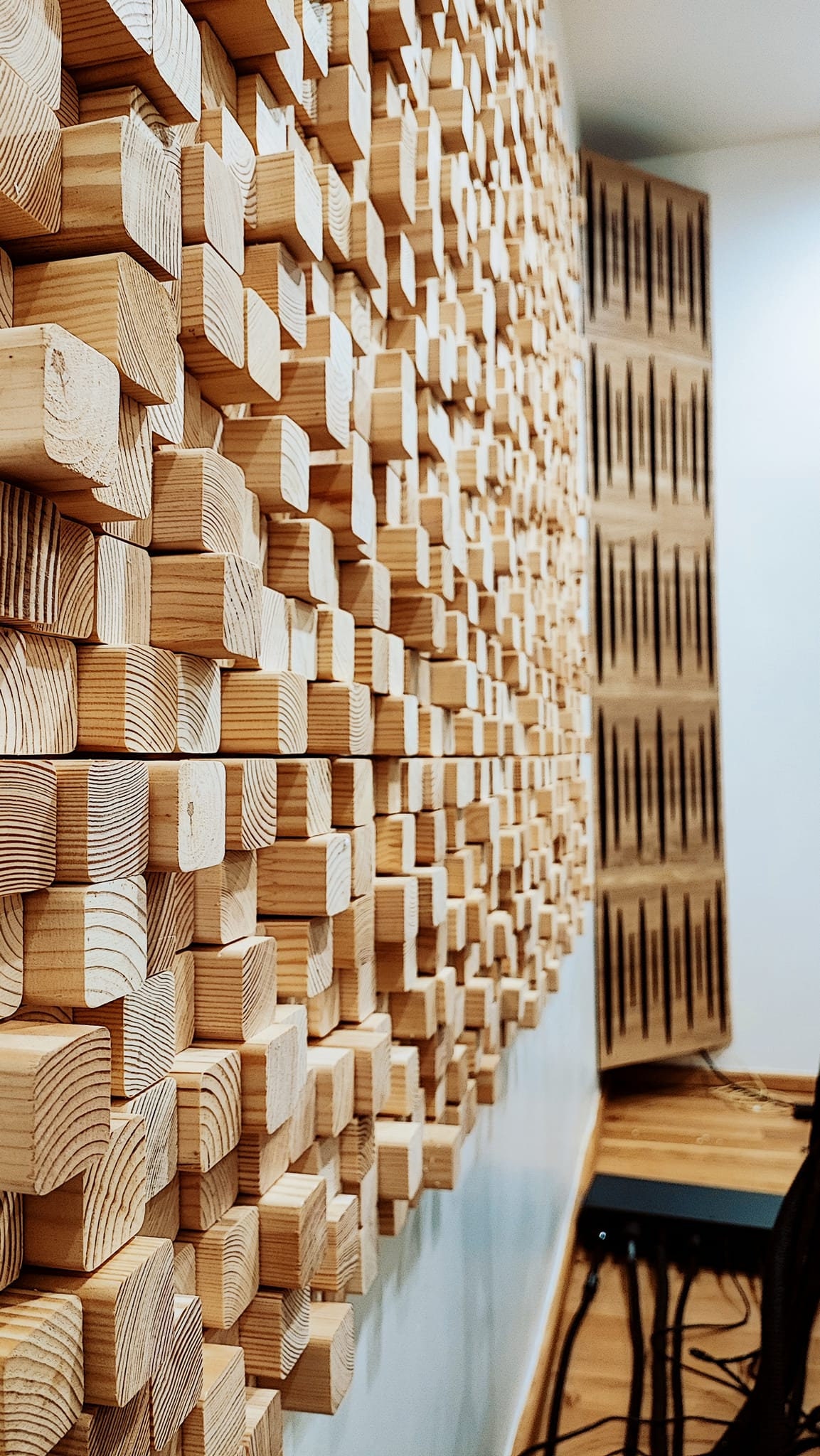 音響木製ディフューザー「スカイライン」 - 50 x 50 cm / 20x20インチ