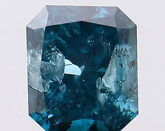 Könnte beinhalten: Ein tiefblauer, smaragdgeschliffener Edelstein mit leicht trübem Aussehen. Der Edelstein ist facettiert und hat eine rechteckige Form.