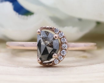 Anello di fidanzamento con diamanti a mezzaluna in oro rosa 18 carati e sale e pepe