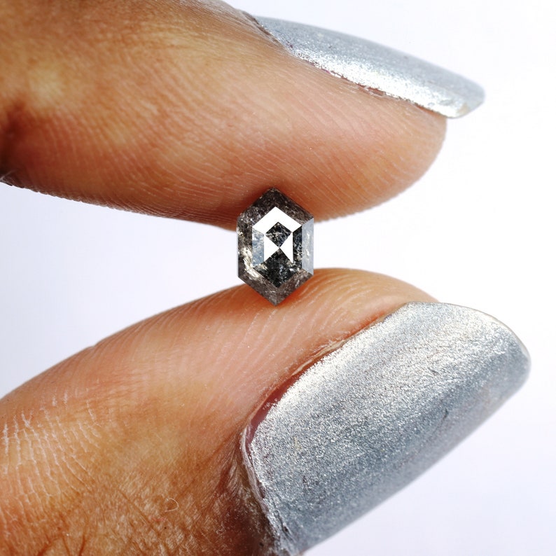 Natürlicher Salz und Pfeffer-Diamant mit Hexagon-Schliff mit 0,67 ct Fügen Sie Ihrer Sammlung von Verlobungsring-Diamantschmuck einen Hauch von Romantik hinzu Bild 5
