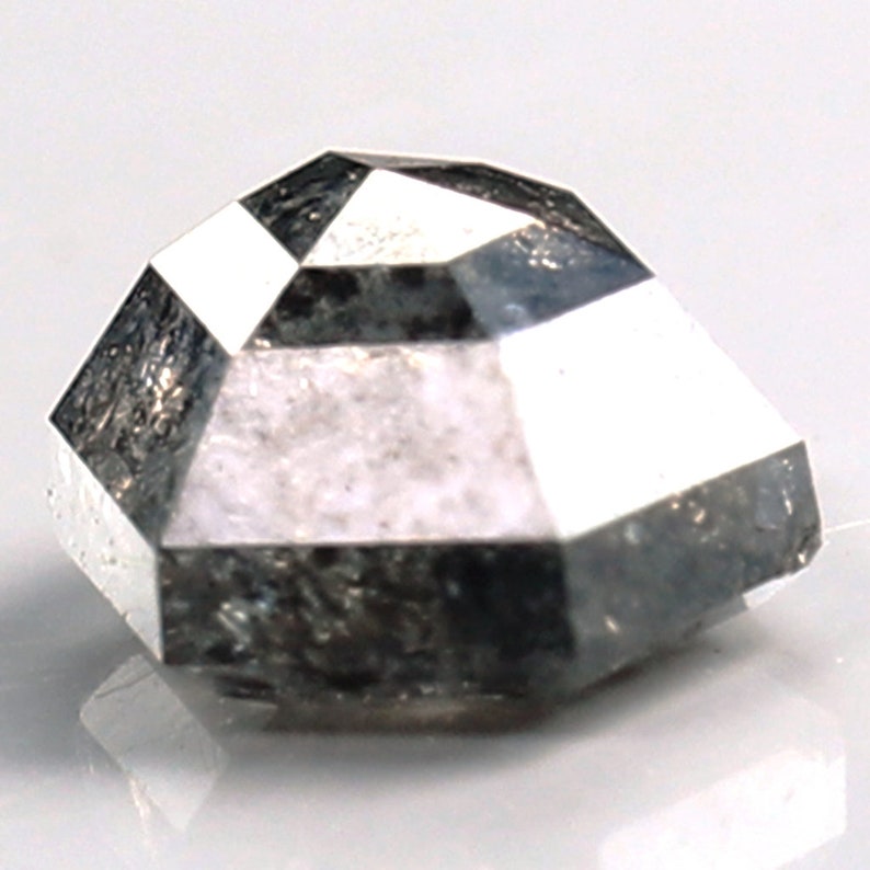 Natürlicher Salz und Pfeffer-Diamant mit Hexagon-Schliff mit 0,67 ct Fügen Sie Ihrer Sammlung von Verlobungsring-Diamantschmuck einen Hauch von Romantik hinzu Bild 7