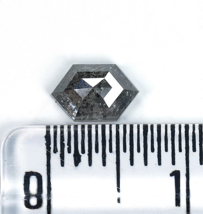 Natürlicher Salz und Pfeffer-Diamant mit Hexagon-Schliff mit 0,67 ct Fügen Sie Ihrer Sammlung von Verlobungsring-Diamantschmuck einen Hauch von Romantik hinzu Bild 8
