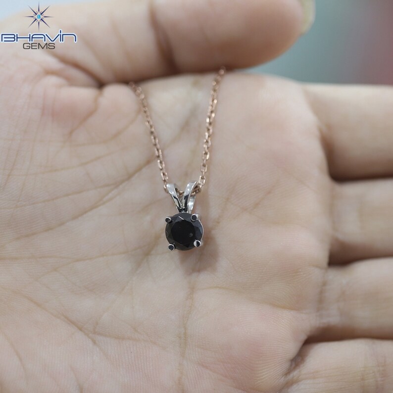 Pu&ograve; includere: Una collana con catena d'argento con un ciondolo di pietra preziosa nera. Il ciondolo &egrave; rotondo e ha una montatura a griffe.