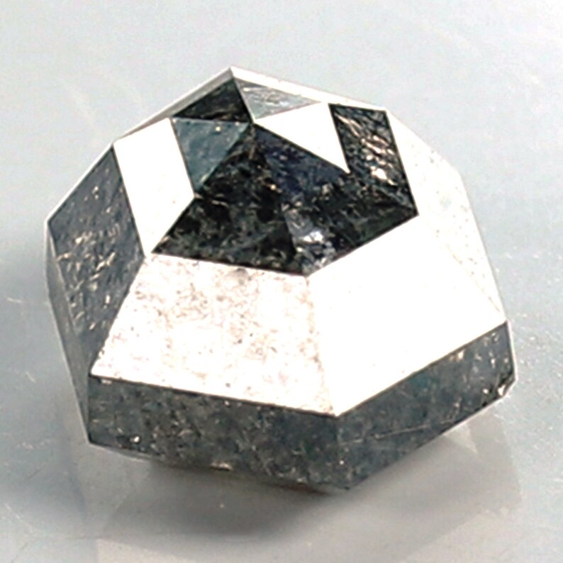 Natürlicher Salz und Pfeffer-Diamant mit Hexagon-Schliff mit 0,67 ct Fügen Sie Ihrer Sammlung von Verlobungsring-Diamantschmuck einen Hauch von Romantik hinzu Bild 6