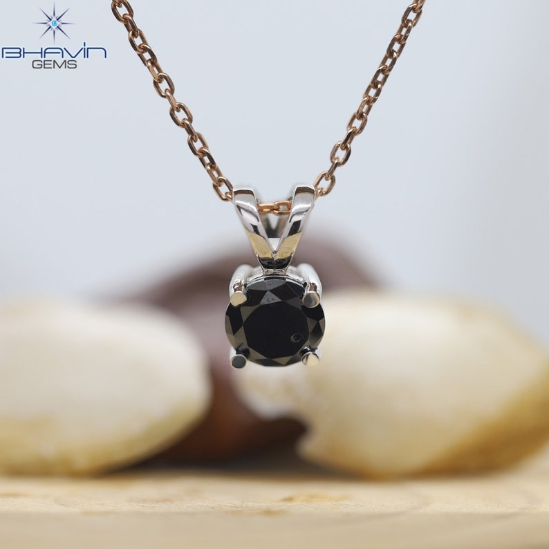 Pu&ograve; includere: Una collana con catena d'argento con un ciondolo di diamante nero.
