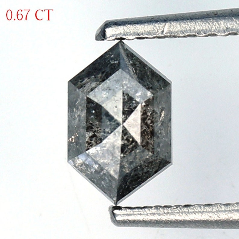 Natürlicher Salz und Pfeffer-Diamant mit Hexagon-Schliff mit 0,67 ct Fügen Sie Ihrer Sammlung von Verlobungsring-Diamantschmuck einen Hauch von Romantik hinzu Bild 1
