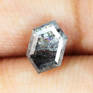 Natürlicher Salz und Pfeffer-Diamant mit Hexagon-Schliff mit 0,67 ct Fügen Sie Ihrer Sammlung von Verlobungsring-Diamantschmuck einen Hauch von Romantik hinzu Bild 3