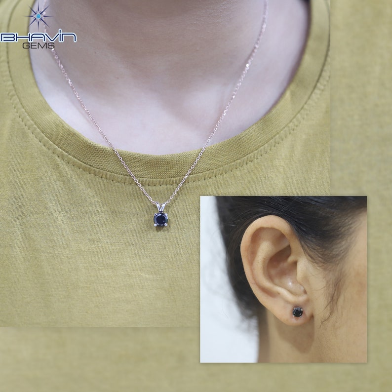 Pu&ograve; includere: Una collana d'argento con un ciondolo di pietra preziosa nera e un paio di orecchini d'argento con pietre preziose nere. La collana e gli orecchini sono indossati da una persona.