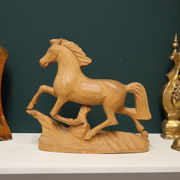 Cheval en bois vintage sculpté à la main - Cheval en bois de style Forêt-Noire