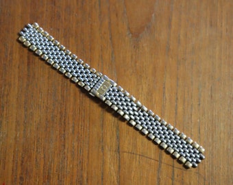 Bracelet OMEGA en perles de riz des années 70 - 18 mm de large - Plaqué or et acier inoxydable - Modèle 1451/439 No-32