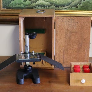 c1960 Präpariermikroskop mit Linsen und Holzkoffer - Made in England