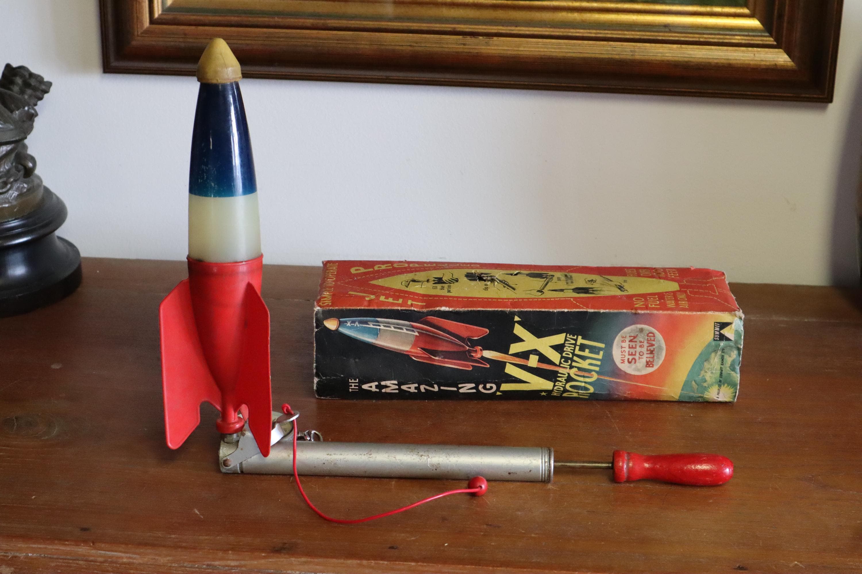 Fusée jouet des années 1960 « The Amazing VX Hydraulic Drive Rocket » avec pompe et boîte d'origine fabriquée par Summit Toys