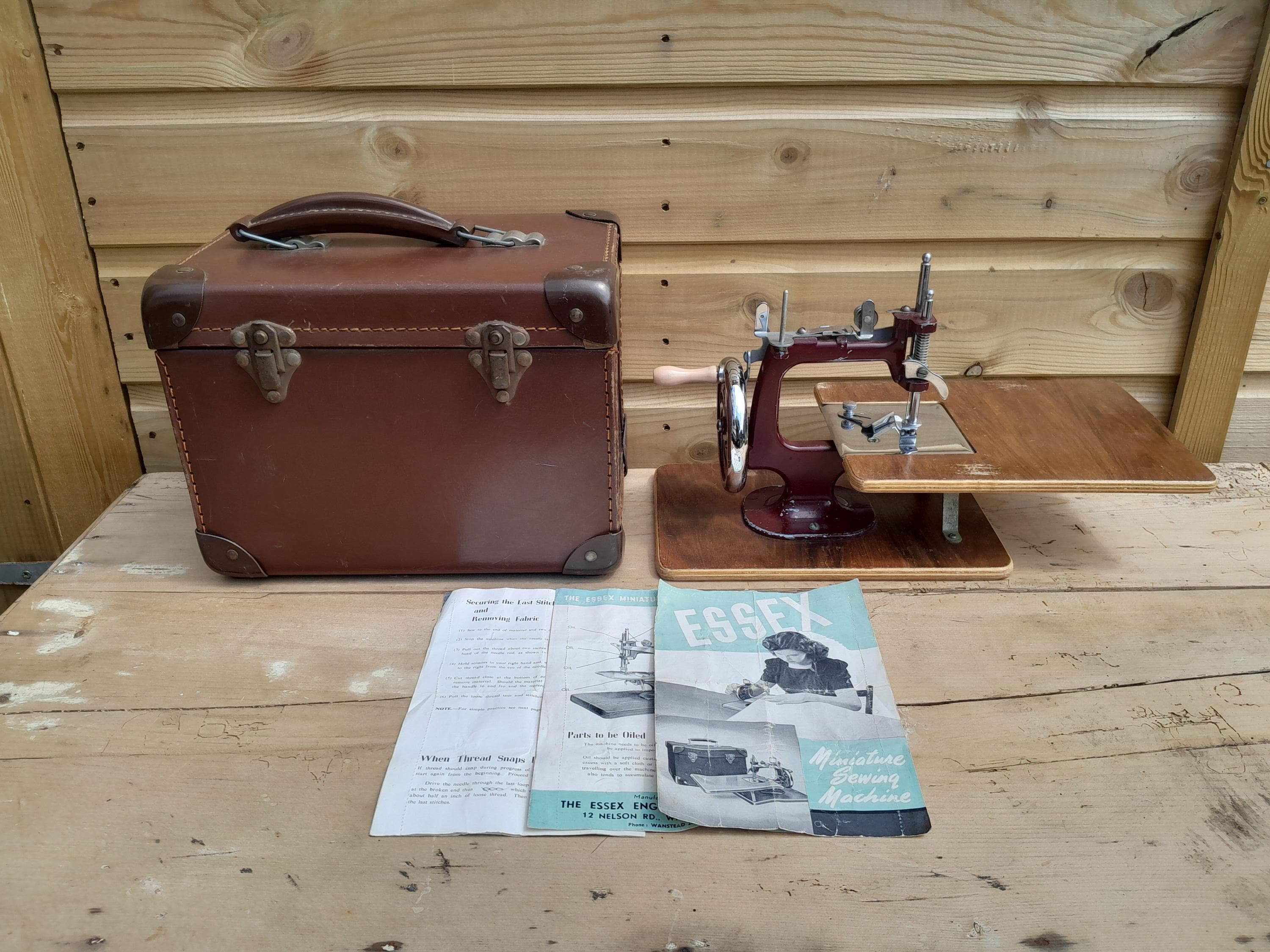 Mini machine à coudre avec fil pour meubles miniatures en bois 1-12 de maison de poupée - pao Mini machine à coudre avec fil pour meubles miniatures en bois 1-12 de maison de poupée - pao