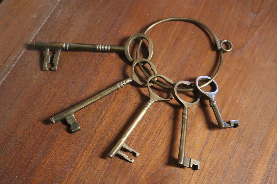 C1940 Large Brass Keys With Hanging Ring - Set of X5 Solid Brass Keys 3 ...