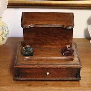 c1880 Boîte à papeterie/rangement de bureau anglais en chêne massif avec porte-lettres, encriers et tiroir