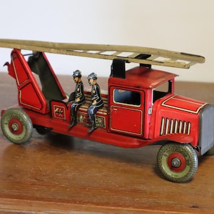 Camion de pompiers Mettoy en fer blanc des années 40 avec moteur d&#39;horlogerie fonctionnel - Fabriqué en Angleterre par Mettoy