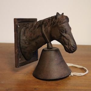 Porte-clés mural vintage en laiton – Calèche et chevaux, style rétro élégant - Décoration
