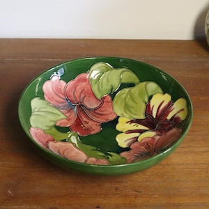 Jaren 50 grote Moorcroft-pot op aardewerk van 10&quot; - Moorcroft-hibiscuspatroon - gesigneerd Walter Moorcroft