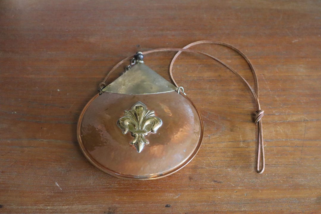 petaca-de-cobre-y-lat-n-de-la-d-cada-de-1940-con-correa-de-cuero-y-flor