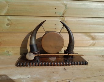 Grande gong da cena del 1880 circa con supporti in corno e base in rovere massello - Gong antico in ottone