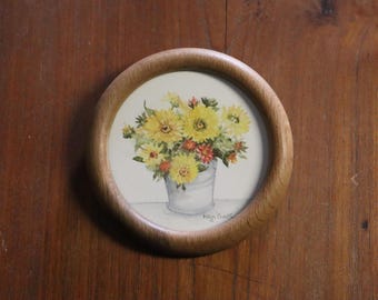 Pintura de acuarela original vintage de una canasta de flores firmada con tiza Maggi en un marco de roble macizo original