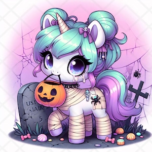 以下が含まれることがあります： ハロウィーンをテーマにした漫画のユニコーンのイラスト。白いユニコーンは包帯で包まれ、ターコイズと紫のたてがみと尾を持ち、オレンジ色のカボチャのバケツを持っています。墓石、クモ、お菓子がシーンを完成させます。