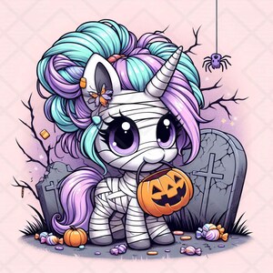 以下が含まれることがあります： ハロウィーンのミイラに扮したユニコーンの漫画イラスト。ユニコーンは青と紫の髪、大きな紫の目を持ち、オレンジ色のジャック・オ・ランタンを持っています。墓石とクモが背景にあります。
