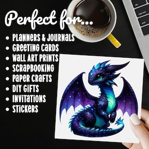 Puede incluir: Una impresi&oacute;n cuadrada de un drag&oacute;n de fantas&iacute;a en tonos azules, morados y turquesas, sostenida por una mano. El drag&oacute;n tiene grandes alas. El texto a la izquierda dice "Perfect for..." y enumera varios proyectos de manualidades.