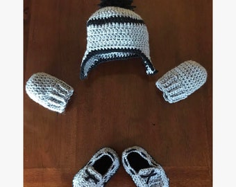 Gehaakte Baby set met Pom Pom oor flaphoed, boot schoenen met banden, en wanten