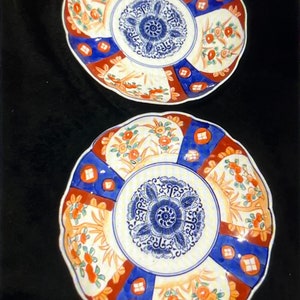 C19th pair of Imari 8.5 in scalloped edged plate/bowls with blue dot medallion transfer centre