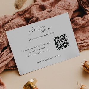 以下が含まれることがあります： 白いRSVPカードに黒いQRコードと「please rsvp by September 19th, 2023. To respond please scan the QR code to RSVP on our wedding site yourweddingrsvp.com」というテキストが書かれています