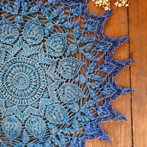 K&ouml;nnte beinhalten: Eine wei&szlig;e Keramik-Tasse mit schwarzem Henkel und dem Text "But First, Coffee" in schwarzer, handschriftlicher Schrift. Die Tasse steht auf einer wei&szlig;en Oberfl&auml;che.