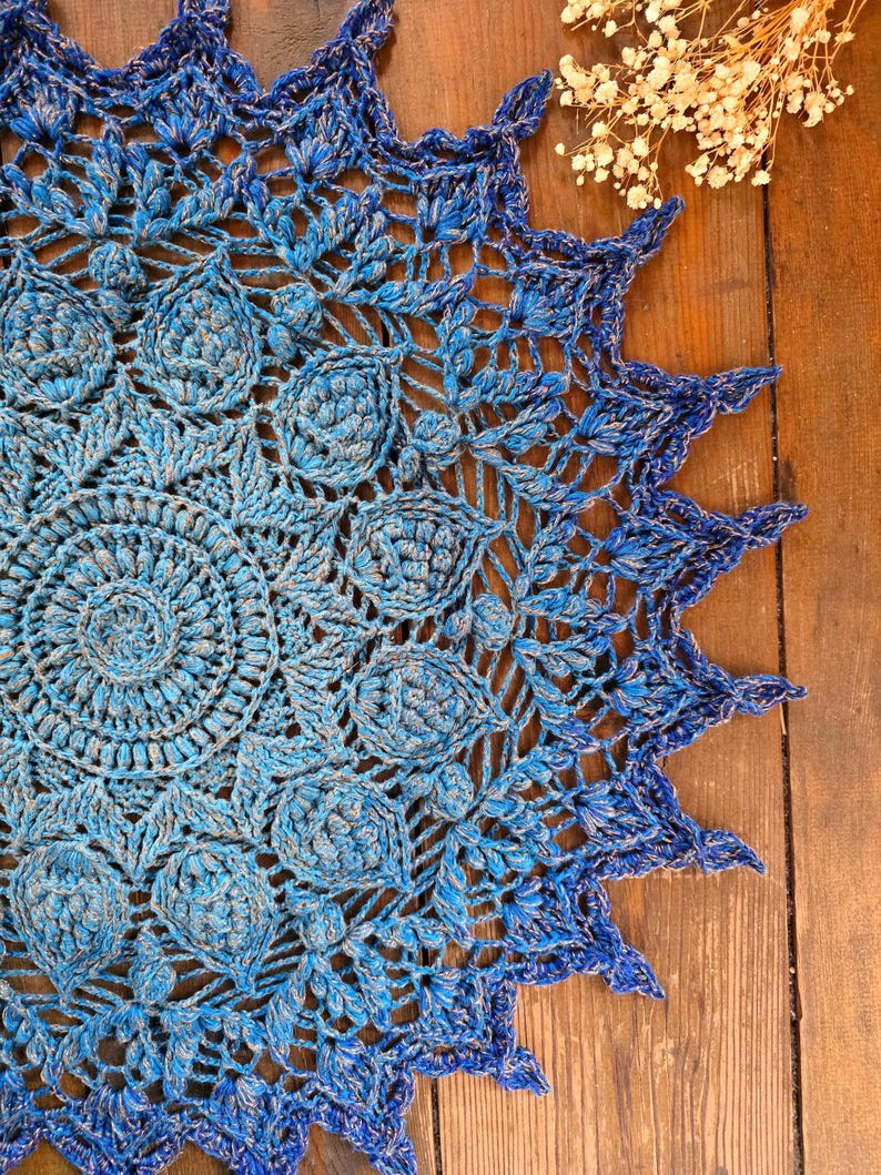 K&ouml;nnte beinhalten: Eine wei&szlig;e Keramik-Tasse mit schwarzem Henkel und dem Text "But First, Coffee" in schwarzer, handschriftlicher Schrift. Die Tasse steht auf einer wei&szlig;en Oberfl&auml;che.