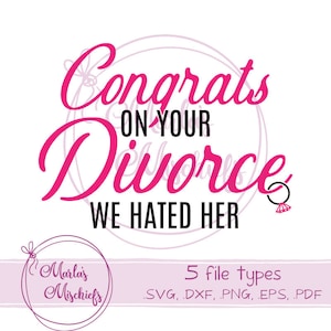 Puede incluir: Diseño gráfico rosa y negro con el texto "Congrats on your Divorce We Hated Her" y un anillo de diamantes. El diseño está en un círculo con un fondo rosa y texto negro.