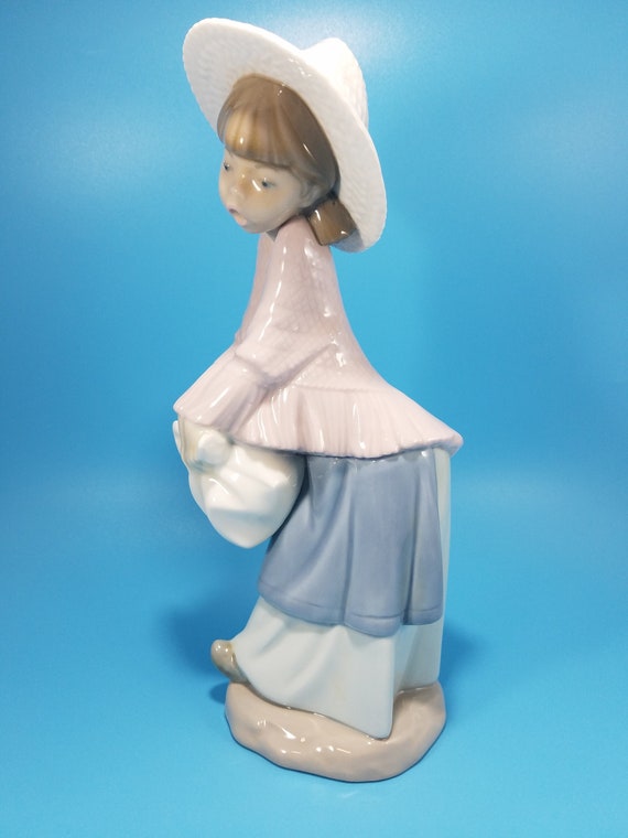 Nao by Lladro Daisa 1981 Rare, Made in Spain Girl in a Hat