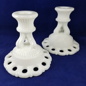 Set mit 2 Paar WESTMORELAND Single Light Kerzenhalterhalter Doric Milchglas