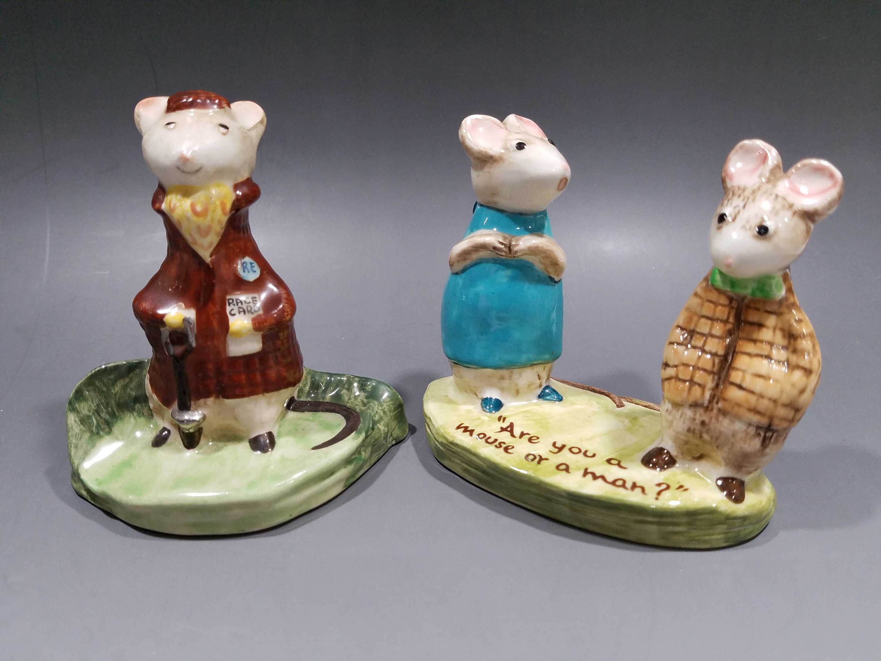 2 Estatuetas de mouse Beswick Kitty MacBride Relações tensas e o Racegoer