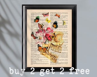 Könnte beinhalten: Eine Vintage-Wörterbuchseite mit einer Illustration eines menschlichen Schädels. Der Schädel ist mit bunten Schmetterlingen und rosa Blumen verziert. Der Text auf der Seite enthält das Wort "dental" und andere verwandte Begriffe. Das Bild hat eine gotische und skurrile Ästhetik.