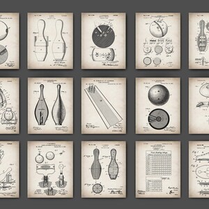 Può includere: Un set di 12 stampe di brevetti vintage a tema bowling. Le stampe sono in bianco e nero e presentano illustrazioni di bocce da bowling, birilli, scarpe e altre attrezzature da bowling. Le stampe sono su uno sfondo testurizzato bianco sporco.