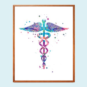 Può includere: Una stampa ad acquerello incorniciata del simbolo del Caduceo, un emblema medico. L'opera presenta un bastone centrale con due serpenti intrecciati, sormontato da ali. Il design utilizza una vibrante tavolozza di blu, viola, rosa e verdi, con schizzi di vernice.