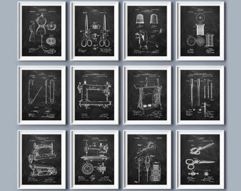 Könnte beinhalten: Set mit 10 Schwarzweiß-Drucken von Vintage-Nähmaschinenpatenten. Die Drucke zeigen Illustrationen von Nähmaschinen, Scheren, Nadeln, Nähkästchen und Garnrollen.